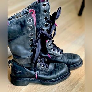 Dr. Martens Triumph Size 5 L UK 3